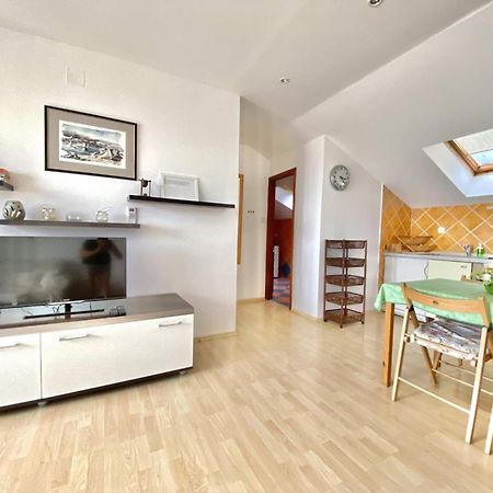Family Apartments Viva Close To The Beach คิร์ก ภายนอก รูปภาพ